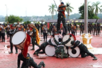 Kirab Pasukan Brigade Mobil (Brimob) II dalam rangka HUT Brimob ke-79 Brimob Polri 2024, di Panggung Tribun Lapangan Upacara Kantor Bupati Kukar, Tenggarong, Minggu (17/11). (Foto: Ist)