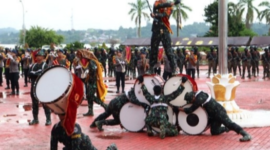Kirab Pasukan Brigade Mobil (Brimob) II dalam rangka HUT Brimob ke-79 Brimob Polri 2024, di Panggung Tribun Lapangan Upacara Kantor Bupati Kukar, Tenggarong, Minggu (17/11). (Foto: Ist)