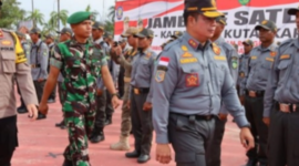 Apel siaga dan penyerahan BKO Satlinmas Kukar ke Polres Kukar. (Foto: Ist)