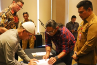 Perjanjian kerja sama pola kemitraan usaha produktif antara PT REA Kaltim Plantations dengan Koperasi Produsen Perkebunan Sumber Bumi Jaya Desa Long Lalang, Kecamatan Tabang, di Ballroom Midtown Hotel Samarinda, Senin (11/11). (Foto: Ist)