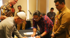 Perjanjian kerja sama pola kemitraan usaha produktif antara PT REA Kaltim Plantations dengan Koperasi Produsen Perkebunan Sumber Bumi Jaya Desa Long Lalang, Kecamatan Tabang, di Ballroom Midtown Hotel Samarinda, Senin (11/11). (Foto: Ist)