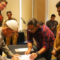 Perjanjian kerja sama pola kemitraan usaha produktif antara PT REA Kaltim Plantations dengan Koperasi Produsen Perkebunan Sumber Bumi Jaya Desa Long Lalang, Kecamatan Tabang, di Ballroom Midtown Hotel Samarinda, Senin (11/11). (Foto: Ist)