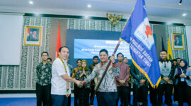Penyerahan bendera pataka ISPIKANI Kaltim oleh Ketua DPP ISPIKANI, Agus Suherman kepada Ketua Formateur terpilih DPD ISPIKANI Kaltim, Muhammad Sinar Alam. (Foto: Panitia Konferda II ISPIKANI Kaltim)