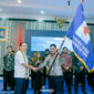Penyerahan bendera pataka ISPIKANI Kaltim oleh Ketua DPP ISPIKANI, Agus Suherman kepada Ketua Formateur terpilih DPD ISPIKANI Kaltim, Muhammad Sinar Alam. (Foto: Panitia Konferda II ISPIKANI Kaltim)