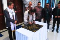 Ekti Imanuel, Wakil Ketua DPRD Kaltim Saat Prosesi Penandatangan Peresmian Gereja Kristen Injil Indonesia. (Humas Sekretariat DPRD Kaltim)