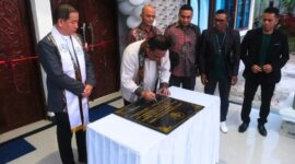Ekti Imanuel, Wakil Ketua DPRD Kaltim Saat Prosesi Penandatangan Peresmian Gereja Kristen Injil Indonesia. (Humas Sekretariat DPRD Kaltim)