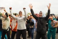 Sekretaris DPRD Kaltim, Norhayati Usman saat mengikuti kegiatan jalan sehat dan sepeda santai dalam rangka memperingati Hari Korpri ke-53 Tahun 2024. (Foto: Humas Sekretariat DPRD Kaltim)
