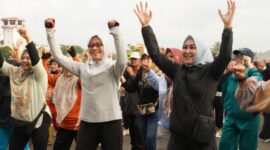 Sekretaris DPRD Kaltim, Norhayati Usman saat mengikuti kegiatan jalan sehat dan sepeda santai dalam rangka memperingati Hari Korpri ke-53 Tahun 2024. (Foto: Humas Sekretariat DPRD Kaltim)