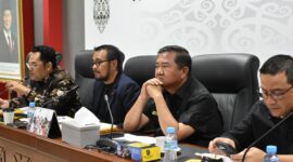 Komisi II gelar RDP usai insiden tabrakan tongkang kembali terjadi. (Foto: Humas Sekretariat DPRD Kaltim)