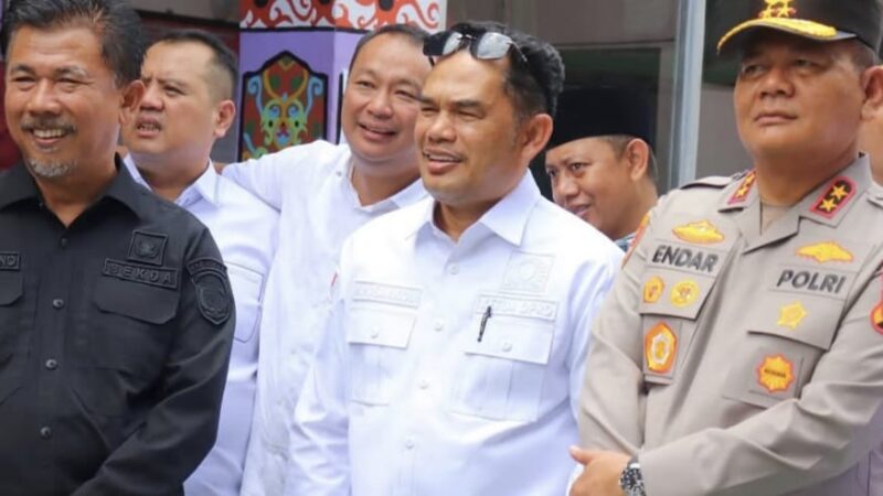 Ketua DPRD Kaltim, Hasanuddin Mas’ud, tinjau langsung beberapa TPS di Kukar Jelang PSU, Kamis (17/04/2025). (Foto : Humas Sekretariat DPRD Kaltim)