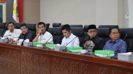 Komisi IV DPRD Kaltim gelar RDP soal Penghentian Kegiatan PT KSM, Senin (28/04/2025). (Foto: Ist)