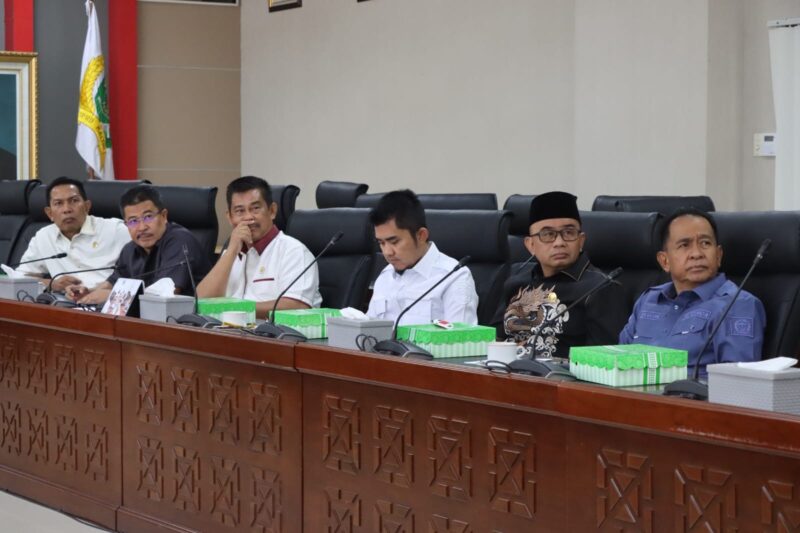 Komisi IV DPRD Kaltim gelar RDP soal Penghentian Kegiatan PT KSM, Senin (28/04/2025). (Foto: Ist)