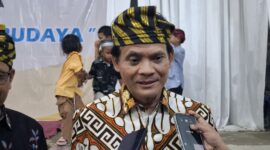 Pelantikan Pengurus Keraton Kainmas di Lapangan Dr. La Sina S.H, M.Hum, Samarinda pada Minggu (27/4/2025) malam. (Foto: Ist)
