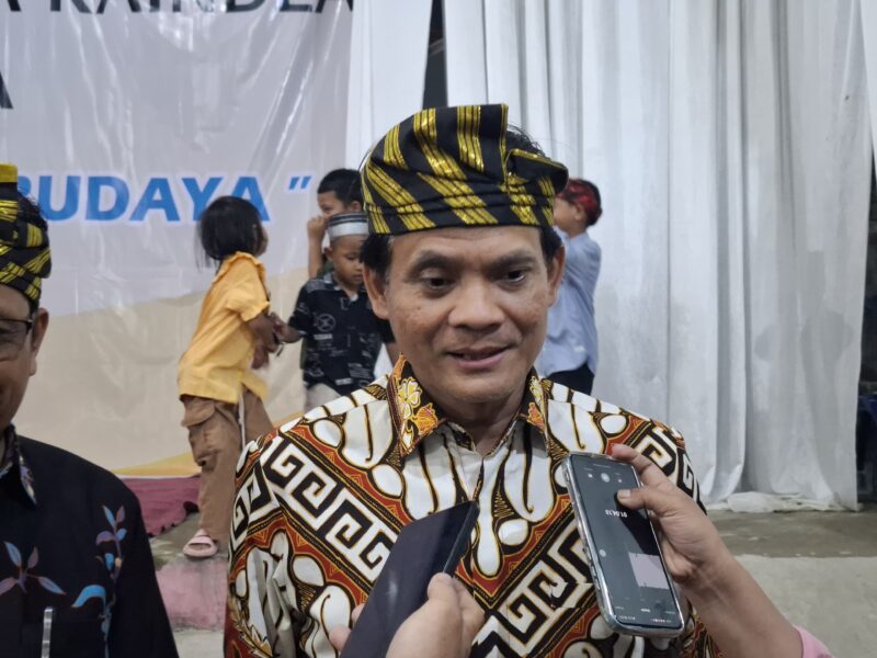 Pelantikan Pengurus Keraton Kainmas di Lapangan Dr. La Sina S.H, M.Hum, Samarinda pada Minggu (27/4/2025) malam. (Foto: Ist)
