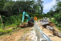 Akses Jalan Kubar - Mahulu Putus Akibat Longsor (Foto : Ist)