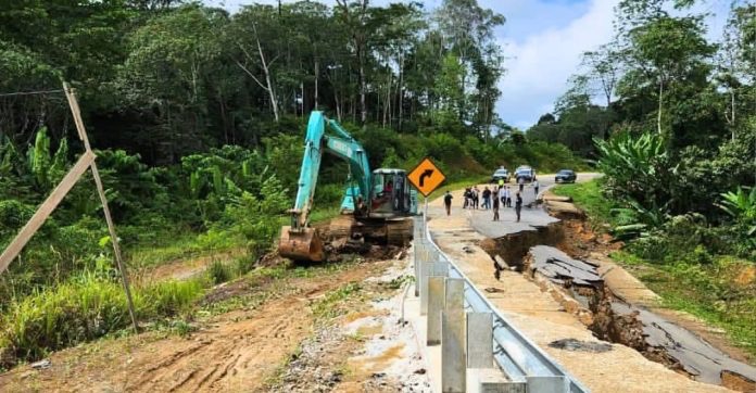 Akses Jalan Kubar - Mahulu Putus Akibat Longsor (Foto : Ist)