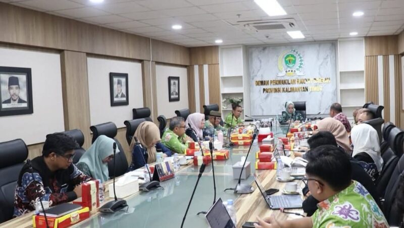 Sekretaris DPRD Kaltim, Norhayati Usman memimpin rapat internal sekretariat DPRD Kaltim. (Foto : Humas Sekretariat DPRD Kaltim)