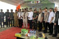 H. Baba dan Baharuddin Muin saat dampingi kunker Mentan RI, Andi Amran Sulaiman ke Desa Gunung Mulia. (Foto: Ist)