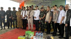 H. Baba dan Baharuddin Muin saat dampingi kunker Mentan RI, Andi Amran Sulaiman ke Desa Gunung Mulia. (Foto: Ist)