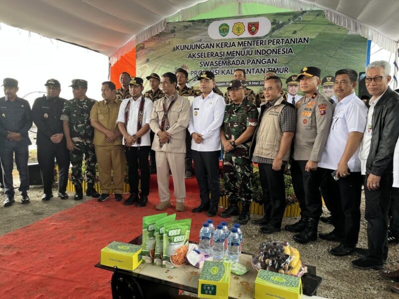 H. Baba dan Baharuddin Muin saat dampingi kunker Mentan RI, Andi Amran Sulaiman ke Desa Gunung Mulia. (Foto: Ist)