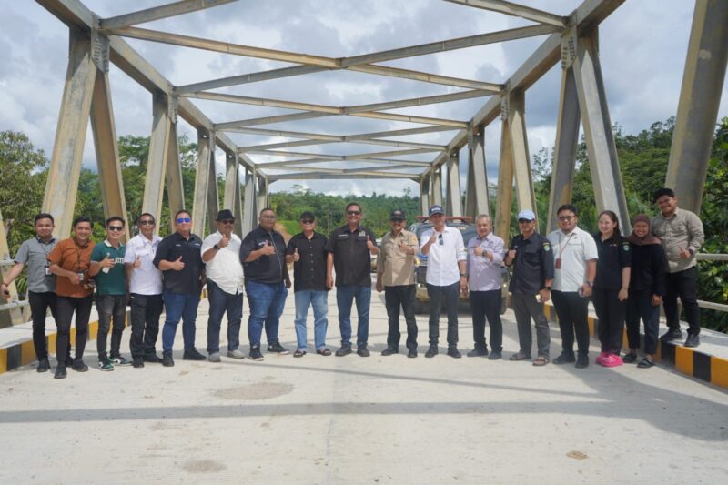 DPRD KALTIM saat monitoring pembangunan jalan penghubung Tering-Ujoh Bilang, pada Selasa, (20/5) (Foto : Humas Sekretariat DPRD Kaltim)