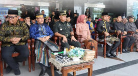 Sekretaris Komisi IV DPRD Kaltim, Darlis Pattalongi, turut hadir dalam upacara peringatan Hardiknas 2025. (Foto: Ist)