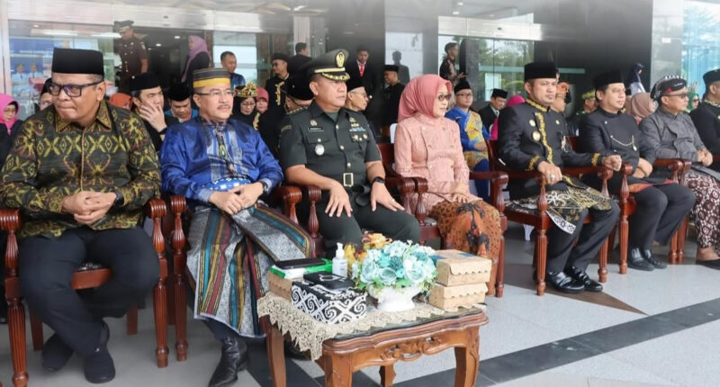 Sekretaris Komisi IV DPRD Kaltim, Darlis Pattalongi, turut hadir dalam upacara peringatan Hardiknas 2025. (Foto: Ist)