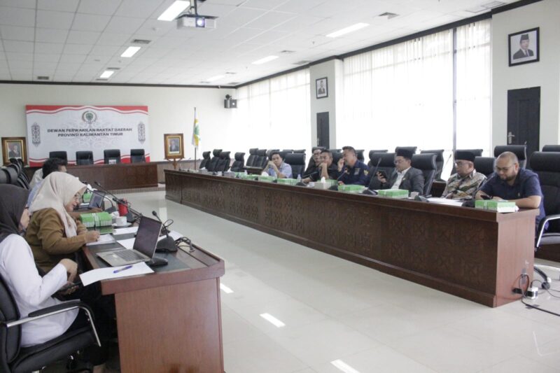 Bapemperda DPRD Kaltim gelar rapat internal di Gedung E, lantai 1 Kantor DPRD Kaltim, Senin (19/5) (Foto : Humas Sekretariat DPRD Kaltim)