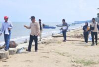 Pansus LKPj DPRD Kaltim tinjau proyek pengaman Pantai Tanjung Jumlai, PPU. (Foto: Ist)