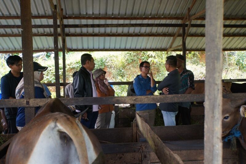 Pansus LKPj DPRD Kaltim saat meninjau ke wilayah Kutim. (Foto: Ist)
