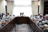 Sekretaris DPRD Kaltim, Norhayati Usman pimpin rapat internal bersama pejabat struktural dan kelompok jabatan fungsional di lingkungan Sekretariat DPRD Kaltim. (Foto: Humas Sekretariat DPRD Kaltim)