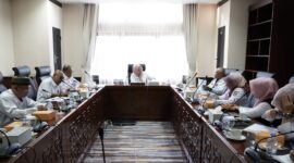 Sekretaris DPRD Kaltim, Norhayati Usman pimpin rapat internal bersama pejabat struktural dan kelompok jabatan fungsional di lingkungan Sekretariat DPRD Kaltim. (Foto: Humas Sekretariat DPRD Kaltim)