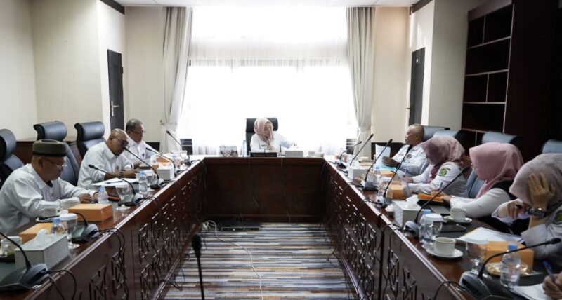 Sekretaris DPRD Kaltim, Norhayati Usman pimpin rapat internal bersama pejabat struktural dan kelompok jabatan fungsional di lingkungan Sekretariat DPRD Kaltim. (Foto: Humas Sekretariat DPRD Kaltim)