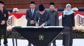 Penyerahan hasil LHP BPK RI kepada Pimpinan DPRD dan Gubernur Kaltim. Jum'at (23/5). (Foto: Ist)