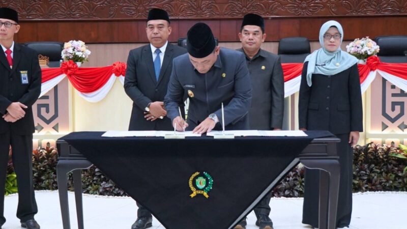 Penyerahan hasil LHP BPK RI kepada Pimpinan DPRD dan Gubernur Kaltim. Jum'at (23/5). (Foto: Ist)