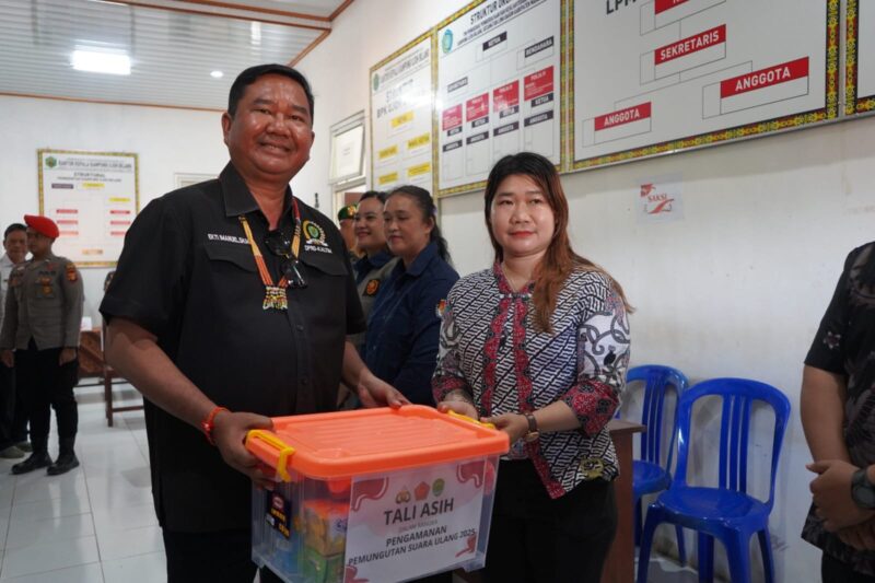 Ekti Imanuel turut mendampingi Gubernur Kaltim untuk melakukan monitoring Persiapan PSU. (Foto: Ist)