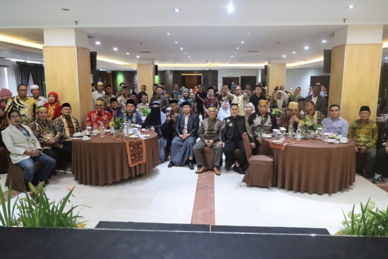 Foto bersama pasca Musyawarah Wilayah KKMSB Kaltim di Hotel Grand Verona, Samarinda, Sabtu (24/5) malam. (Foto : Humas Sekretariat DPRD Kaltim). (Foto: Ist)