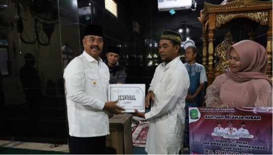 Bupati Kutai Kartanegara (Kukar) Edi Damansyah datang berkunjung sekaligus bersilahturahmi dengan masyarakat di Masjid Al – Ikhlas Desa Bunga Jadi Kecamatan Muara Kaman. (Foto: Ist)