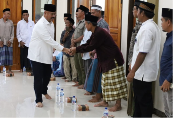 Bupati Kutai Kartanegara (Kukar) Edi Damansyah datang mengunjungi Masjid At-Taqwa Blok A Dusun Panji dan bersilahturahmi dengan masyarakat Desa Manunggal Daya, Kecamatan Sebulu. (Foto: Ist)