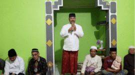Bupati Kutai Kartanegara (Kukar) Edi Damansyah bersama rombongan pemerintah kabupaten Kukar lakukan sahur bersama dan safari subuh ke 277 di Langgar Al-Madinah Kelurahan Mangkurawang. (Foto: Ist)
