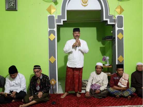 Bupati Kutai Kartanegara (Kukar) Edi Damansyah bersama rombongan pemerintah kabupaten Kukar lakukan sahur bersama dan safari subuh ke 277 di Langgar Al-Madinah Kelurahan Mangkurawang. (Foto: Ist)