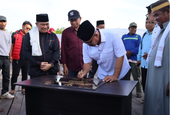 Bupati Kukar Resmikan Listrik Komunal Desa Tani Baru. (Foto: Ist)