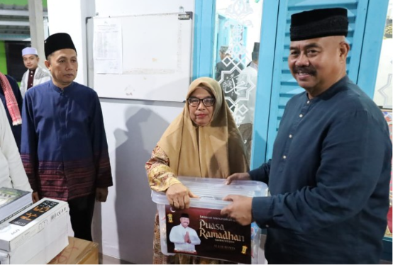 Bupati Kutai Kartanegara (Kukar) Edi Damansyah melanjutkan kegiatan safari subuh, kali ini giliran Musholla Al Mubarok Jalan Pesut. (Foto: Ist)