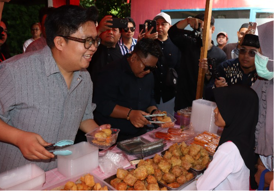 Wakil Bupati (Wabup) Kutai Kartanegara (Kukar) Rendi Solihin membuka Takjil War, kolaborasi 10 pedagang Usaha Mikro, Kecil, dan Menengah (UMKM) di Ruko Dekranasda Kukar. (Foto: Ist)