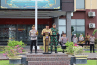 Bupati Kutai Kartanegara, Edi Damansyah pimpin apel gelar pasukan Operasi Ketupat Mahakam Tahun 2025 bersama dengan Polres Kukar. (Foto: Ist)