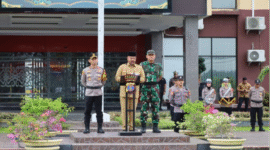 Bupati Kutai Kartanegara, Edi Damansyah pimpin apel gelar pasukan Operasi Ketupat Mahakam Tahun 2025 bersama dengan Polres Kukar. (Foto: Ist)