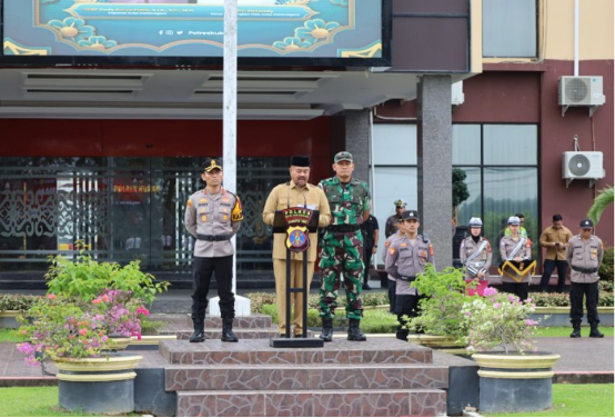 Bupati Kutai Kartanegara, Edi Damansyah pimpin apel gelar pasukan Operasi Ketupat Mahakam Tahun 2025 bersama dengan Polres Kukar. (Foto: Ist)