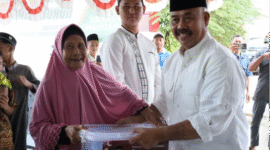 Bupati Serahkan Bantuan Paket Sembako dan Sarana Peribadahan di Masjid Nurul Iman Perjiwa. (Foto: Ist)