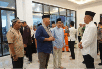 Bupati Kutai Kartanegara (Kukar) Edi Damansyah meresmikan Kantor Camat Samboja yang ditandai dengan pengguntingan pita dan juga Penandatanganan prasasti peresmian. (Foto: Ist)