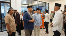 Bupati Kutai Kartanegara (Kukar) Edi Damansyah meresmikan Kantor Camat Samboja yang ditandai dengan pengguntingan pita dan juga Penandatanganan prasasti peresmian. (Foto: Ist)